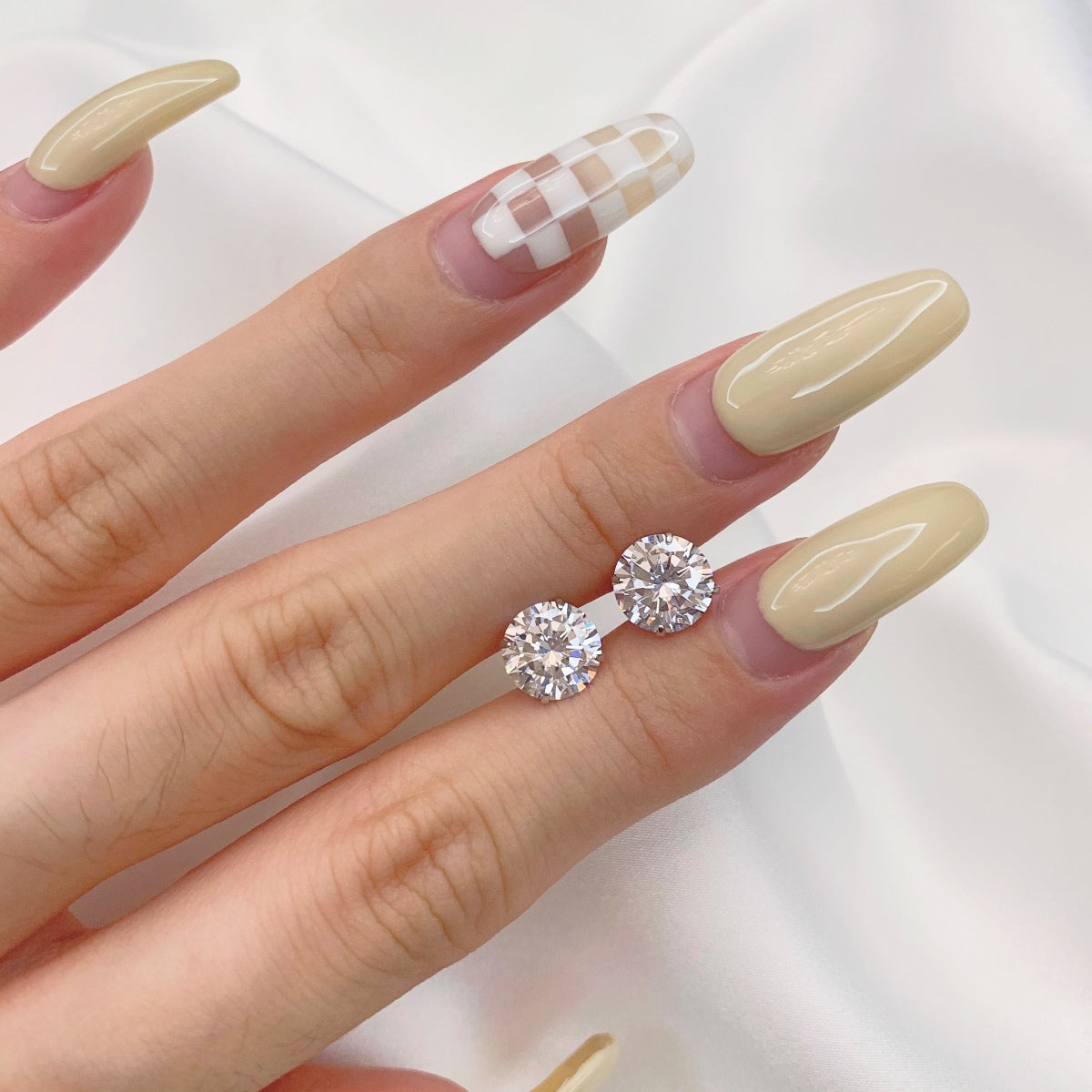 [AuraEcho]Stylish Shiny Round Center Stone Stud Earrings