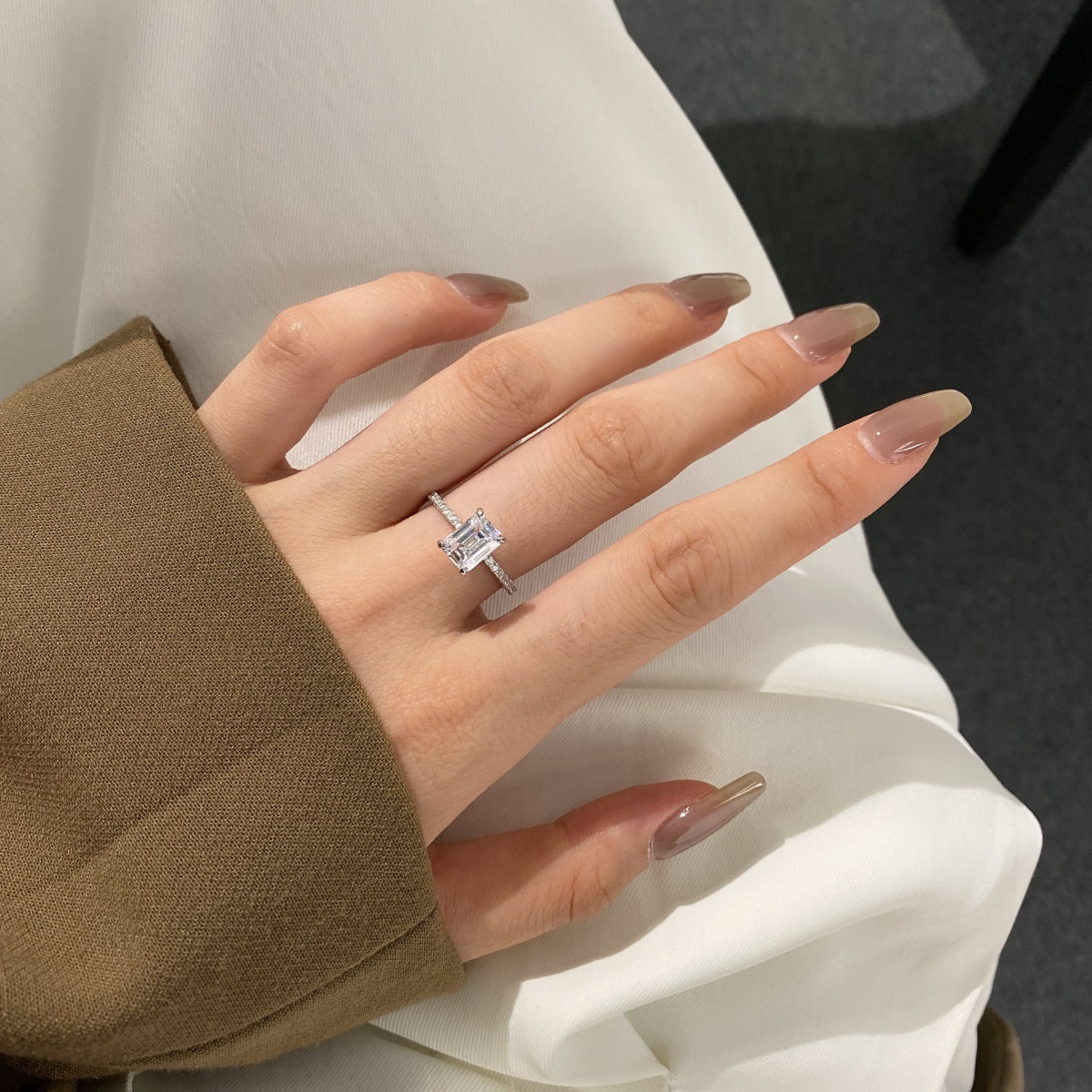 [AuraEcho]2.0 Carat Scintillating Ornate Radiant Cut Party Ring