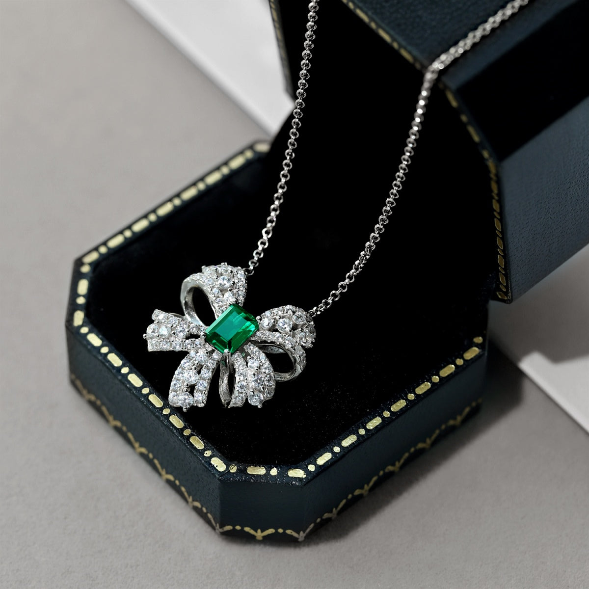 [AuraEcho]Luxurious Flower Shape Emerald Cut Necklace