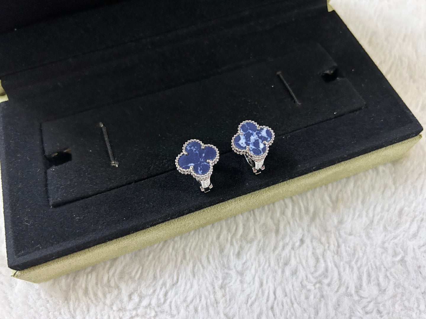 [AuraEcho]CLOVER PIETERSITE MEDIUM STUD EARRINGS