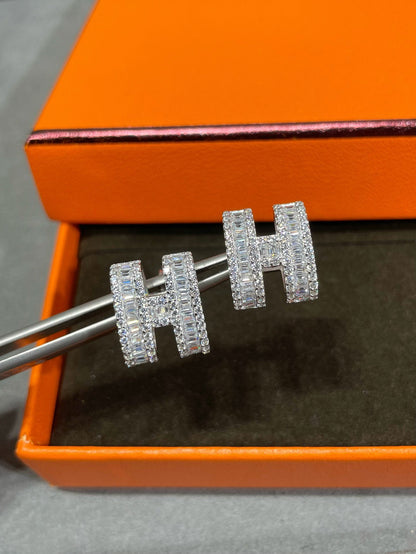 [AuraEcho]H STUD EARRINGS WITH SILVER DIAMONDS